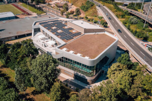 Luftbild Hallenbad Rheinblick741 mit Schwimmhalle im Vordergrund.