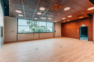Seminarraum ohne Bestuhlung mit Fenster im Hintergrund