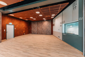 Seminarraum ohne Bestuhlung mit Trennwand im Hintergrund