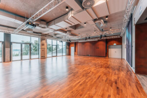 Leerer Veranstaltungsraum "Rheinblick" mit bodentiefen Fenstern im Hintergrund