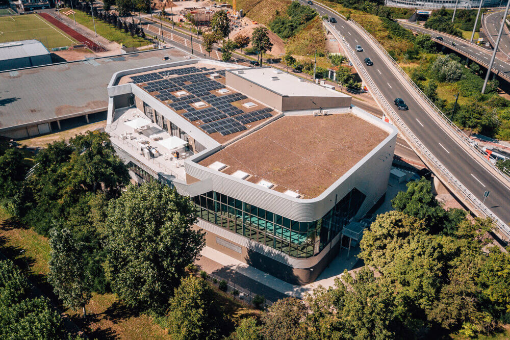 Luftbild Hallenbad Rheinblick741 mit Schwimmhalle im Vordergrund.